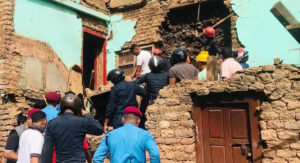 बागलुङको ढोरपाटन नगरपालिका १, स्वामीचोकमा भत्किँएको घरको तस्बिर