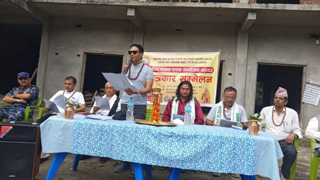 बागलुङ नगरपालिका वडा नं ४ मा रहेको निर्माणाधीन मानवसेवा आश्रम भवन सम्पन्न गर्न श्रीमद् भागवत् सप्ताह महायज्ञबारे जानकारी दिँदै रामजी अधिकारी तस्बिर : सुजन रेग्मी
