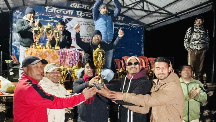 शनल प्याब्सन स्पोर्टस मिटको उपाधि ग्रहण गर्दै गुराँस विद्या सदनका शिक्षक तथा ट्रफि दिँदै जिल्ला फुटबल संघ बागलुङका अध्यक्ष जयराज भण्डारी