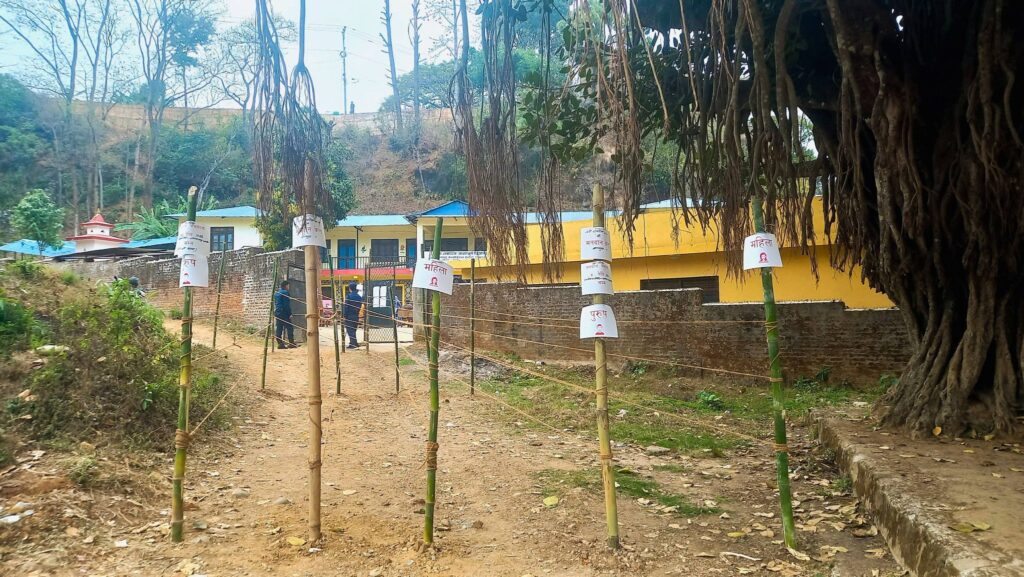 बागलुङको रामरेखा माध्यमिक विद्यालय मतदान केन्द्रमा गरिएको तयारी
