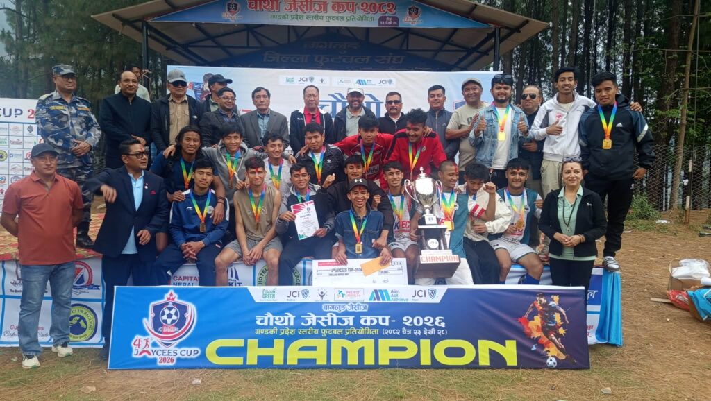 चौथो जेसिज कपको उपाधि उचाल्दै बिजेता बनेको गहते युवा क्लब। तश्विर : सुजन रेग्मी